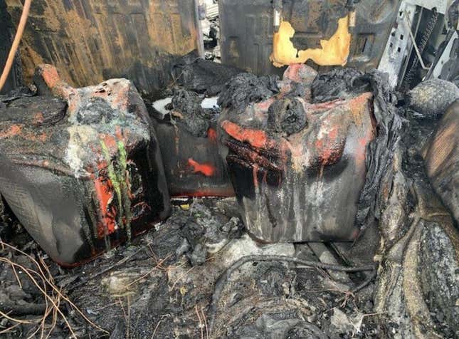 Imagen para el artículo titulado Este hummer carbonizado es un buen recordatorio de por qué no deberías cargar tu coche con bidones de gasolina