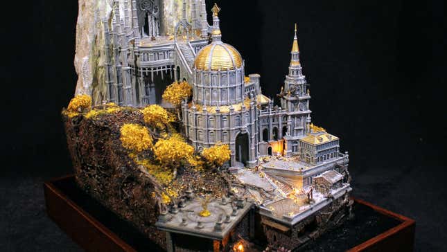 Imagen para el artículo titulado Este espectacular diorama de Leyndell, la capital de Elden Ring, se ha esculpido básicamente con papel