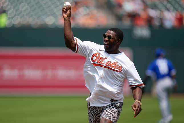 Ravens' Roquan Smith butchers first pitch at Orioles game