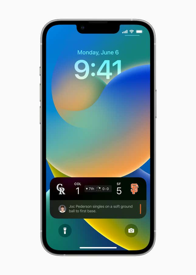 Imagen para el artículo titulado Nueva pantalla de bloqueo y financiación sin intereses en Apple Pay: todas las novedades que llegan al iPhone con iOS 16