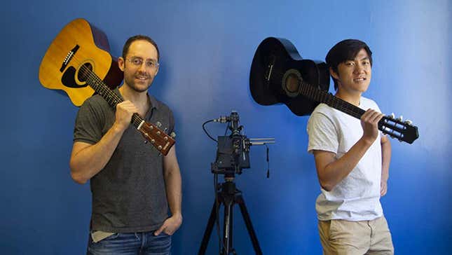 “Mark Sheinin (izquierda) y Dorian Chan formaron parte de un equipo de investigación de CMU que desarrolló un sistema de cámara que puede ver las vibraciones del sonido con tal precisión que puede capturar audio aislado de guitarras separadas tocando al mismo tiempo”.