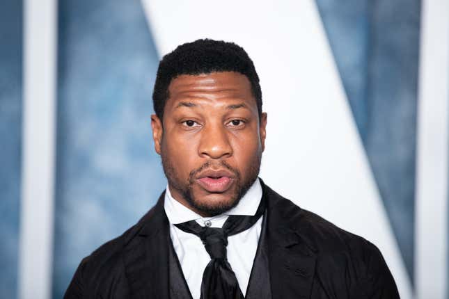 BEVERLY HILLS, CALIFORNIA - MARCH 12: Jonathan Majors attends the 2023 Vanity Fair Oscar Party hosted by Radhika Jones at Wallis Annenberg Center for the Performing Arts on March 12, 2023 in Beverly Hills, California. 