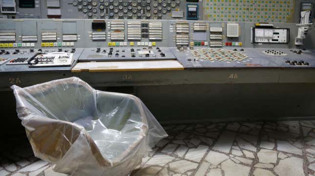 El sillón de un operador cubierto con plástico en una sala de control vacía del tercer reactor en la planta nuclear de Chernóbil, en Ucrania, el 20 de abril de 2018.