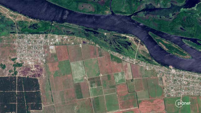 Image for article titled Before and After Satellite Imagery Reveal Extent of Ukraine Dam Collapse