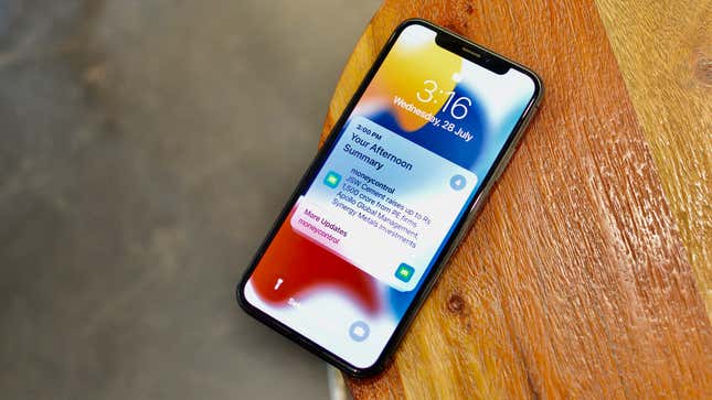 Image for article titled Avoid Unnecessary Distractions in iOS 15 With &#39;Notification Summary&#39;