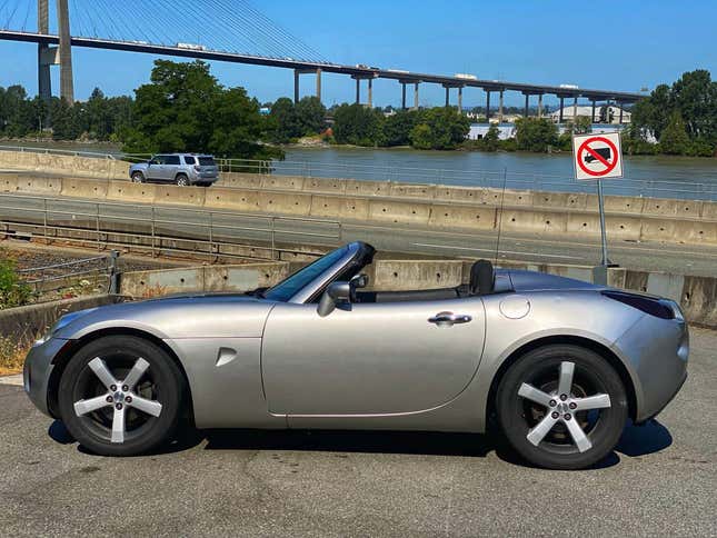 Image for article titled At $7,950 Canadian, Could This 2006 Pontiac Solstice Get You To See The Light?