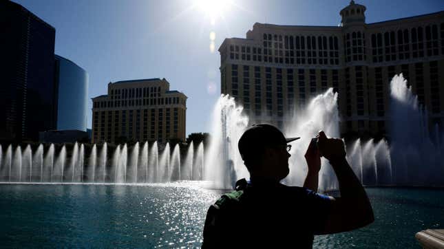  Un hombre toma una fotografía de las fuentes frente al hotel y casino Bellagio en Las Vegas.