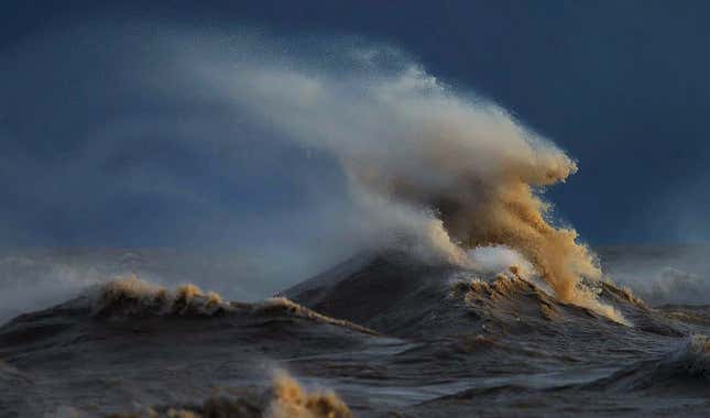 Image for article titled Photos: The massive, mountainous waves of Lake Erie