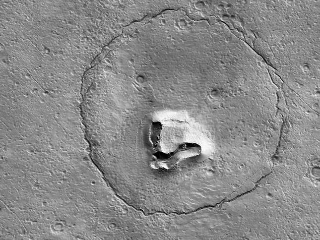 Imagen para el artículo titulado Encuentran una curiosa estructura de roca con forma de oso en la superficie de Marte