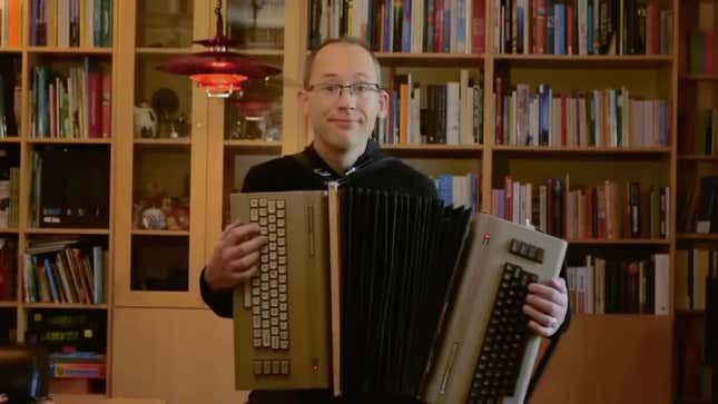 Imagen para el artículo titulado Vas a querer este acordeón hecho con dos Commodore 64, pero solo hay uno en el mundo