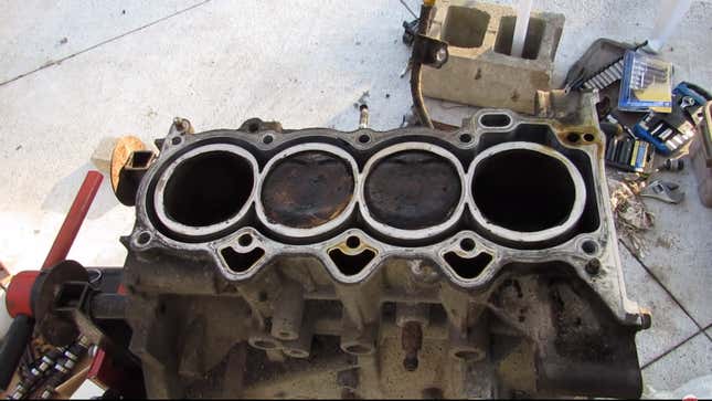 Image for article titled Check Out What A Toyota Prius Engine Looks Like After 303,000 Miles