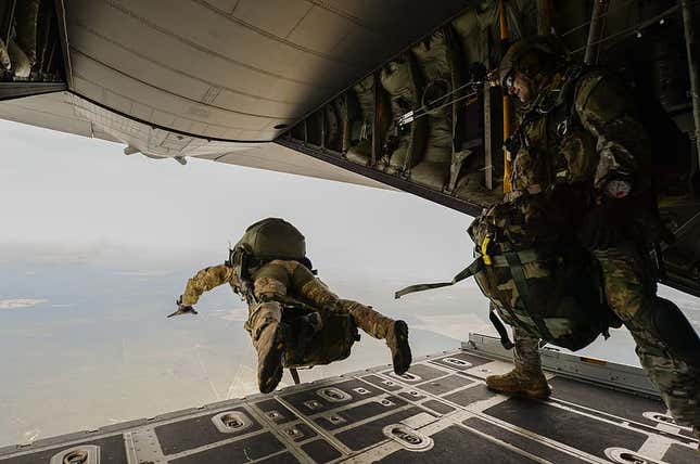 Imagen para el artículo titulado Un paracaidista se estrella contra una casa y sobrevive a una caída de 4.500 metros