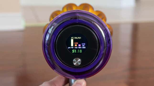 Imagen para el artículo titulado La nueva aspiradora láser de Dyson es tan excesiva como satisfactoria de usar