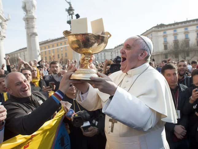 Imagen para el artículo titulado Una IA genera fotos de un concurso de comer cemento entre celebridades. Gana el Papa Francisco