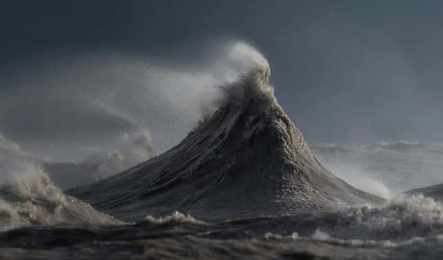 Image for article titled Photos: The massive, mountainous waves of Lake Erie