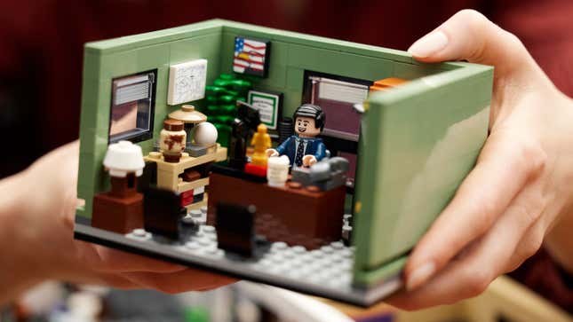 Imagen para el artículo titulado Parkour! Lo nuevo de Lego es un kit de The Office con 15 figuras y una engrapadora cubierta en gelatina
