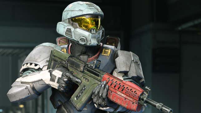 A Spartan holds a commando rifle on the recharge level of Halo Infinite.