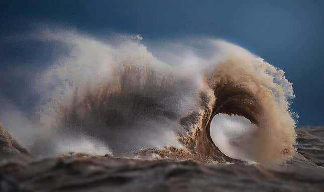 Image for article titled Photos: The massive, mountainous waves of Lake Erie