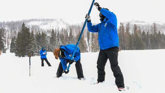 Beamte des Wasserressourcenministeriums während der vierten medialen Schneevermessung der Saison 2023 in den Bergen der Sierra Nevada.  3. April 2023.