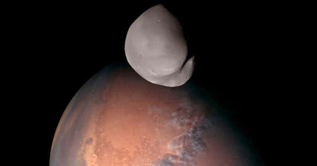 Imagen para el artículo titulado La sonda espacial Hope captura unas imágenes únicas de Deimos, la luna más pequeña de Marte