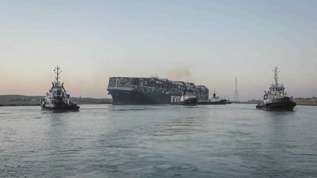Imagen para el artículo titulado Otro barco se ha atascado en el canal de Suez, aunque con un final distinto