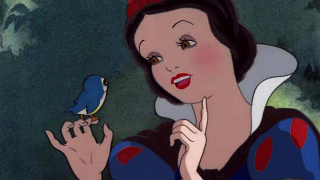 Blancanieves con un pajarito en un fotograma del clásico de Disney de 1937.
