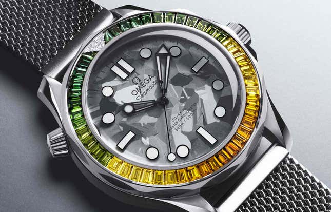 Imagen para el artículo titulado Omega recreó la icónica apertura de James Bond en este reloj de $7.600 usando solo piezas mecánicas