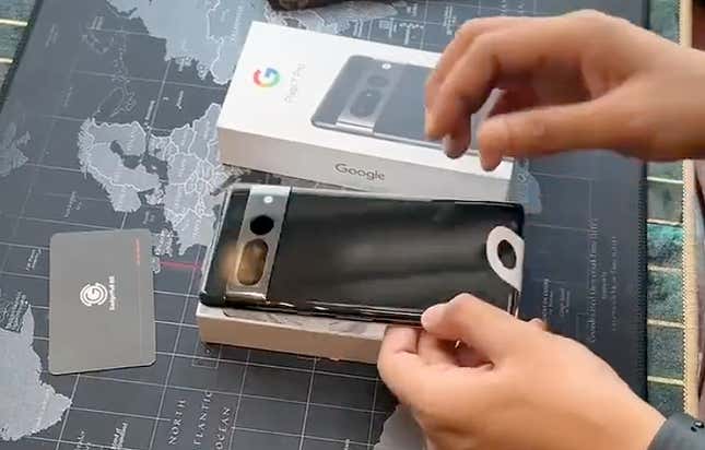 Imagen para el artículo titulado Revelado el diseño del Google Pixel 7 Pro en un vídeo de unboxing filtrado