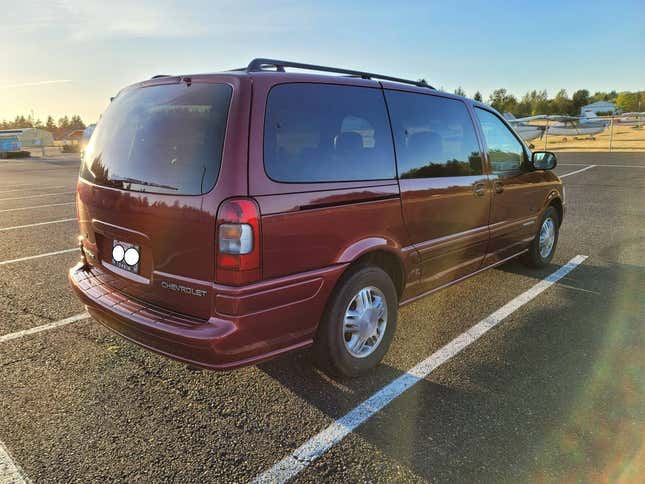 Image for article titled At $2,000, Could This 2000 Chevy Venture Warner Brothers Edition Have You Singing A New Toon?