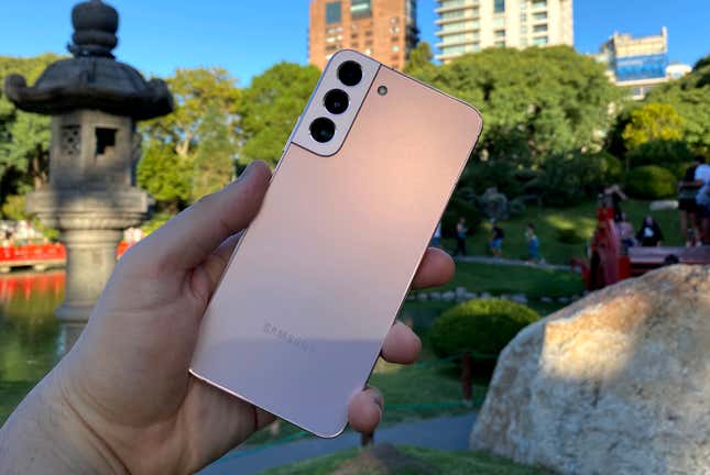 Imagen para el artículo titulado Análisis del Samsung Galaxy S22+: cómo hacer un buen teléfono aún mejor