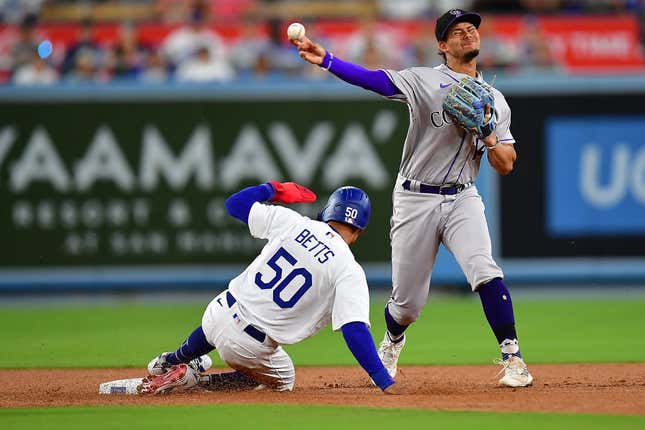 10. August 2023;  Los Angeles, Kalifornien, USA;  Der rechte Feldspieler der Los Angeles Dodgers, Mookie Betts (50), ist auf dem zweiten Platz, während der Shortstop der Colorado Rockies, Ezequiel Tovar (14), im dritten Inning im Dodger Stadium zu spät auf den ersten Platz kommt.