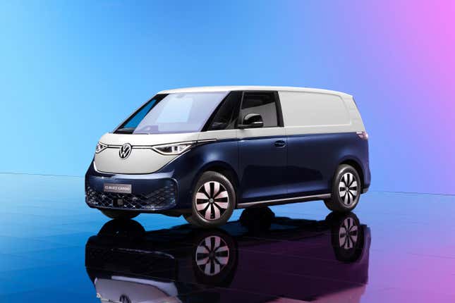 Imagen para el artículo titulado Vuelve la mítica furgoneta hippie de Volkswagen en versión eléctrica