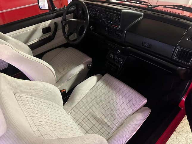 Imagen para el artículo titulado A $13,200, ¿está listo este VW Cabriolet de 1988 para la diversión del verano?