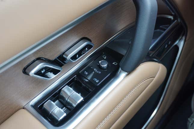 Image for article titled The New Range Rover Is All Things To Very Few Men
