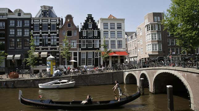 REUTERS/ROBIN VAN LONKHUIJSEN