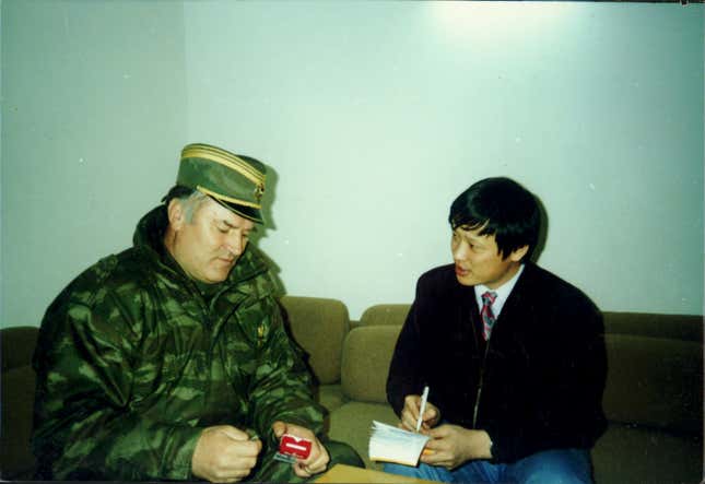 Hu interviews former Bosnian Serb military leader Ratko Mladić, who is later charged with genocide, in 1994.