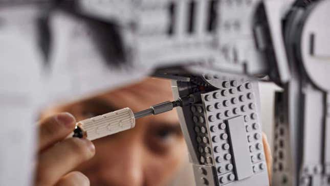 Imagen para el artículo titulado Este masivo AT-AT imperial hecho en Lego tiene todo listo para asaltar tu cuenta corriente