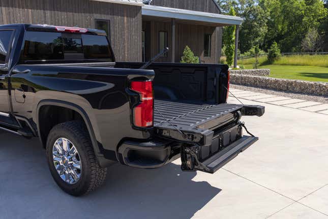 Image for article titled 2024 Chevy Silverado HD Gets More Diesel Torque and More Gears