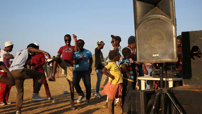 Image for article titled Africa:違法サービスと戦う冴えたやりかた