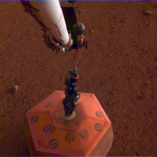 Insight deploying its marsquake-detecting seismometer (SEIS) in December 2018.