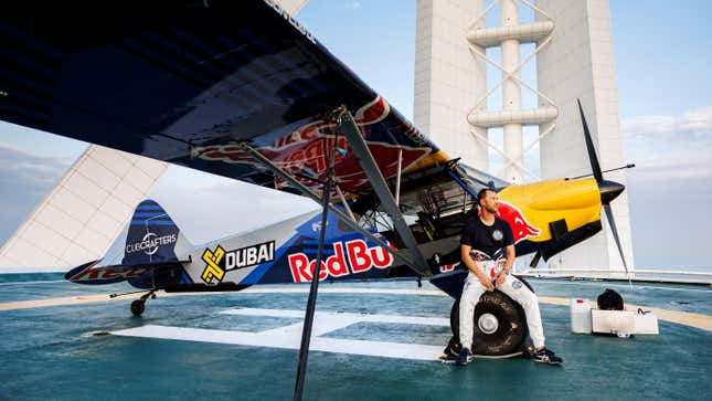 Imagen para el artículo titulado Stunt Pilot Lands Airplane on the World's Shortest Runway, a Helipad