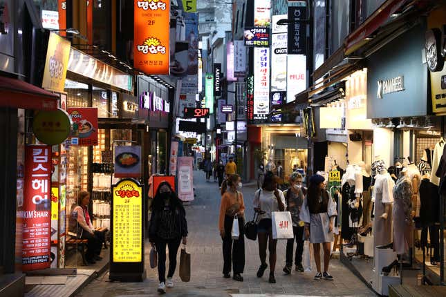 Una calle de Seúl, Corea del Sur, en mayo de 2020. Corea del Sur pagará a los jóvenes para que salgan de casa