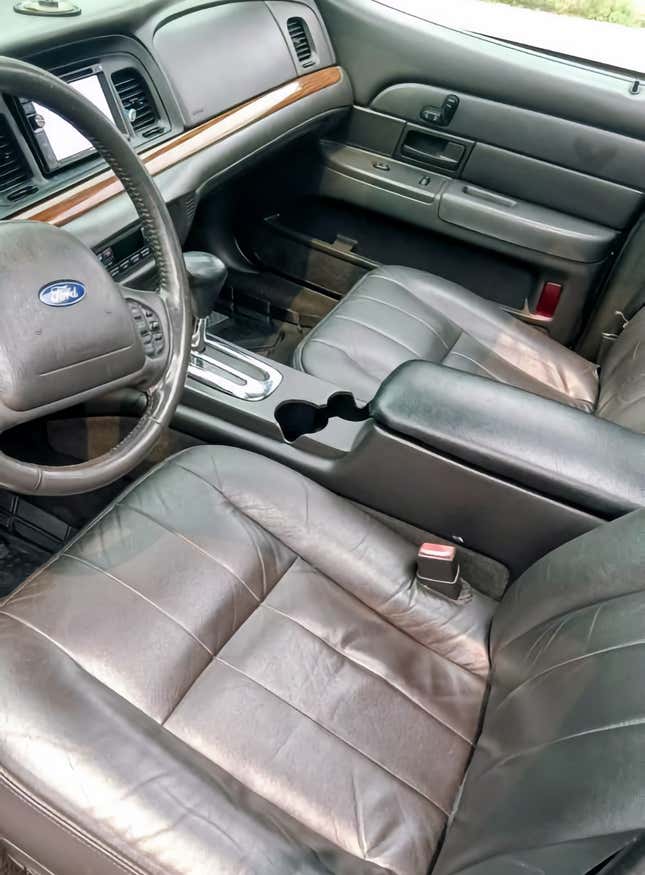 Image for article titled At $6,900, Is This 2003 Ford Crown Vic LX A Stylish Deal?