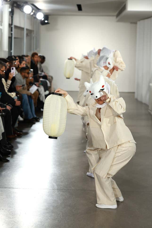 Image for article titled New York Fashion Week 2023: Animals, Insects, and So Many Fucking Flowers