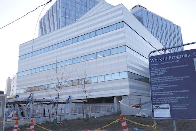 سيكون لمستشفى Ruth Badger Ginsburg في بروكلين طابق الطوارئ في الطابق الثاني.  يمكن لسيارات الإسعاف الوصول إليه عبر المنحدر الخرساني الموضح هنا. 