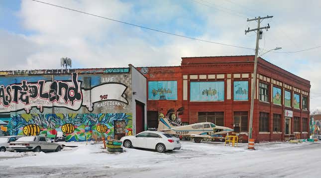 Image for article titled Here's How A Plane Ended Up In The Middle Of A Street In Detroit
