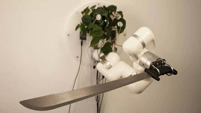 Imagen para el artículo titulado Esta planta de interior controla un brazo robótico que empuña un machete