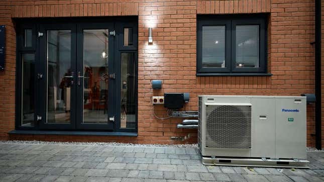 Una bomba de calor de fuente terrestre se encuentra afuera de una casa construida dentro de las instalaciones de investigación Energy House 2 en la Universidad de Salford el 24 de enero de 2023 en  Salford, Inglaterra. 
