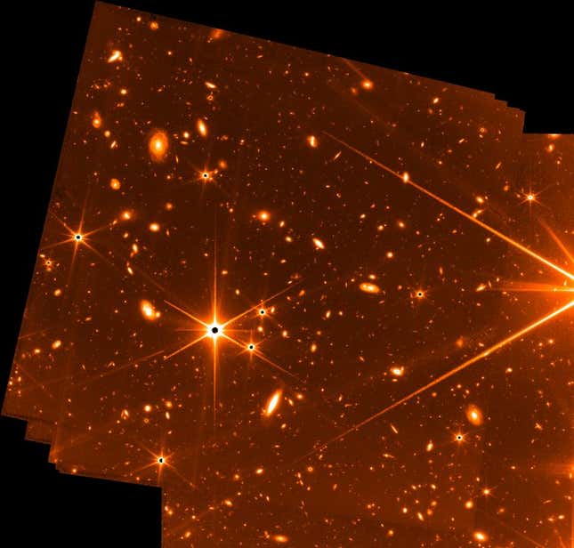 Ein Stern und Tausende von Galaxien, die in einem Webb-Testbild zu sehen sind.