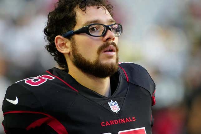 20 de octubre de 2022;  Glendale, Arizona;  EE.UU;  El pateador de los Cardinals, Rodrigo Blankenship, se calienta antes de un partido en el State Farm Stadium.  NFL Cardinals Saints Fotos New Orleans Saints At Arizona Cardinals